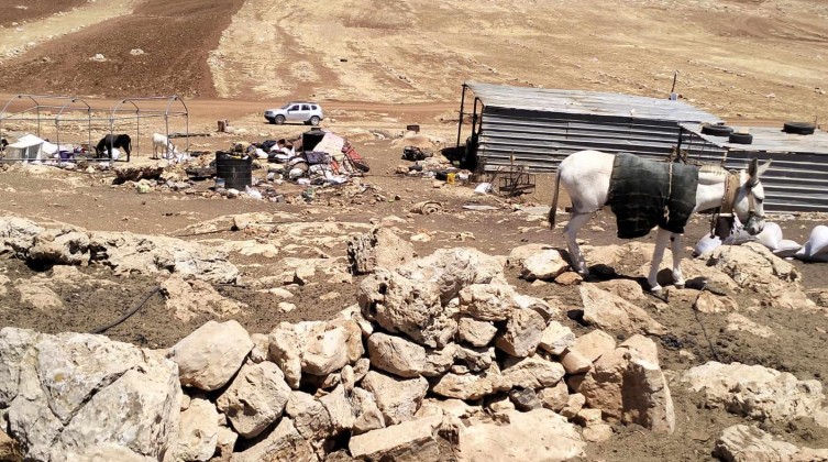 الاحتلال يجبر ست عائلات شرق رام الله على مغادرة مساكنها