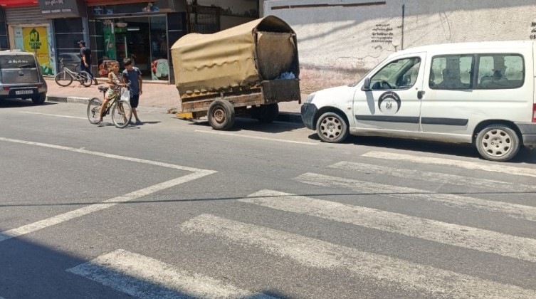 "المواصلات" تزيل تعديات على الطريق العام والأرصفة في غزة