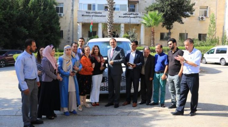التربية والتعليم تتسلم سيارة دفع رباعي جديدة