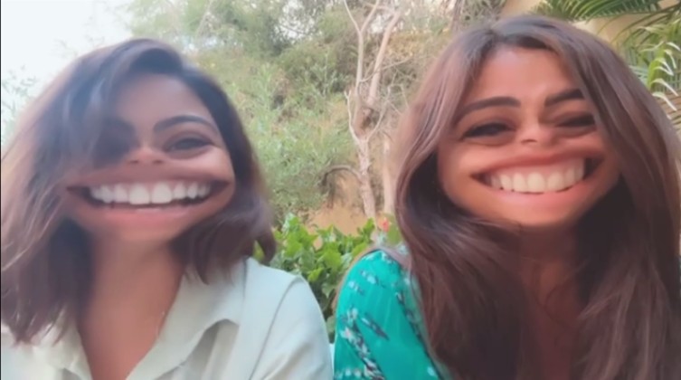 شاهد- ياسمين عبد العزيز وشيرين تمزحان الجمهور بفيديوهات مضحكة