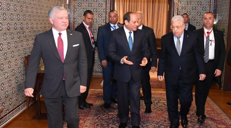 الرئيس عباس يصل مصر للمشاركة في أعمال القمة الثلاثية