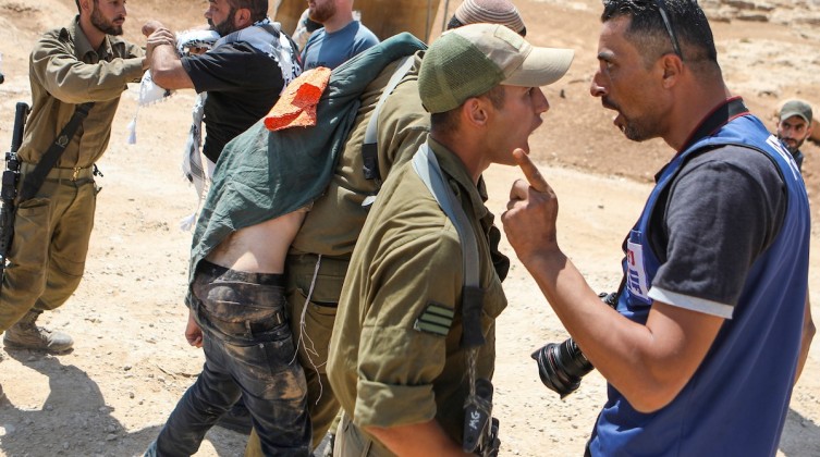 الاحتلال يحتجز عائلة فلسطينية وجرارًا زراعيًا جنوب الخليل