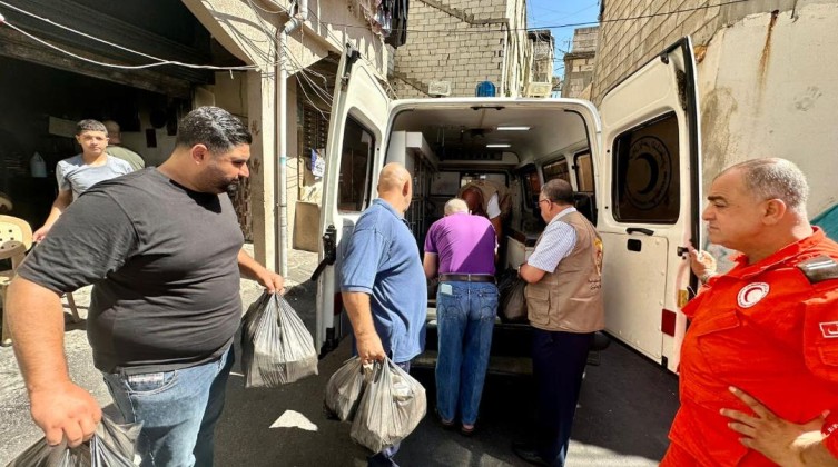 بتوجيهات الرئيس عباس.. توزيع وجبات غذائية على النازحين من مخيم عين الحلوة