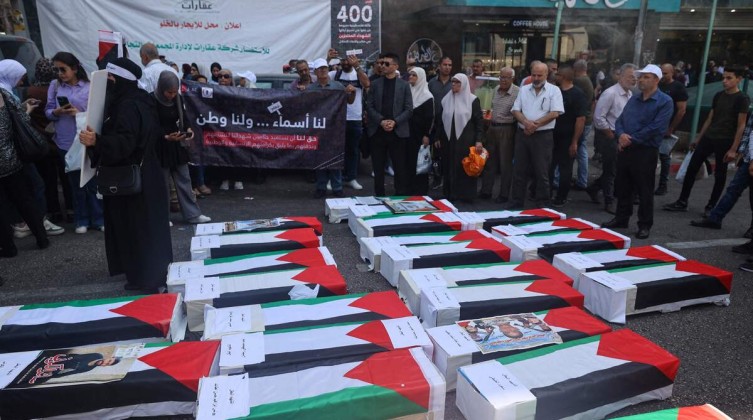 وقفة بالخليل للمطالبة باسترداد جثامين الشهداء لدى الاحتلال