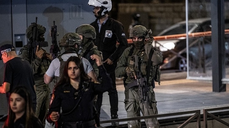 القدس: الاحتلال يقتحم بيت عزاء الشهيد الفتى خالد الزعانين ويعتقل شابا