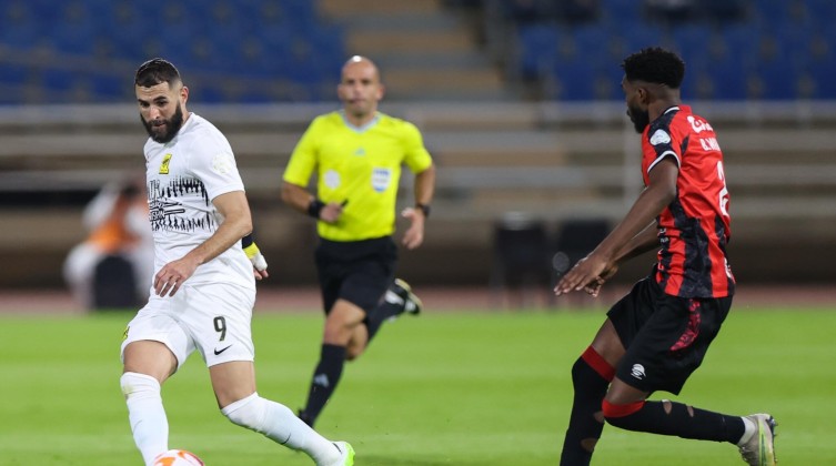 شاهد- الاتحاد يضرب الرائد بثلاثية في الدوري السعودي