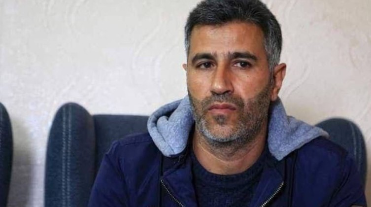 المعتقل كميل يعلق إضرابه عن الطعام