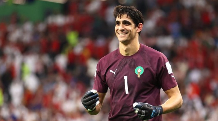 المغربي ياسين بونو ينتقل إلي صفوف الهلال السعودي