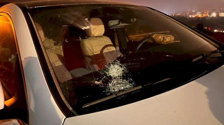 مستوطنون يهاجمون مركبات المواطنين عند مدخل البيرة الشمالي