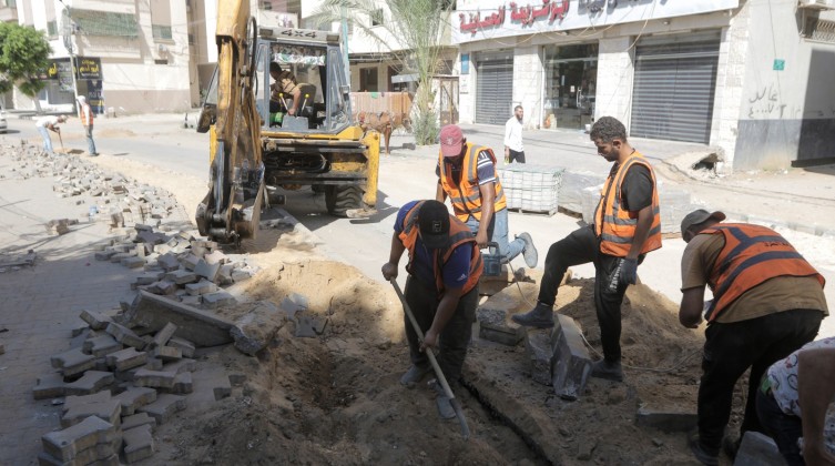 بالصور: بلدية غزة تجري تعديلات على تقاطع شارعي الأقصى وبيرزيت في " تل الهوا " 