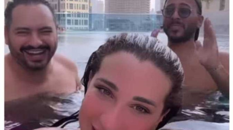 بالصور: بعد دقائق فقط من نشره.. أسماء منير تحذف فيديو مع شابين في حمام سباحة