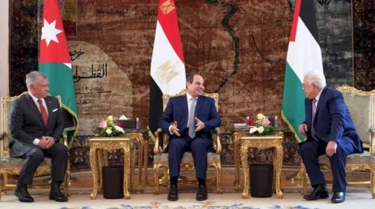 الرئيس عباس يصل القاهرة غداً لحضور قمة ثلاثية
