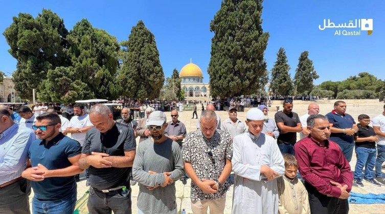50 ألف مصل يؤدون صلاة الجمعة في المسجد الأقصى