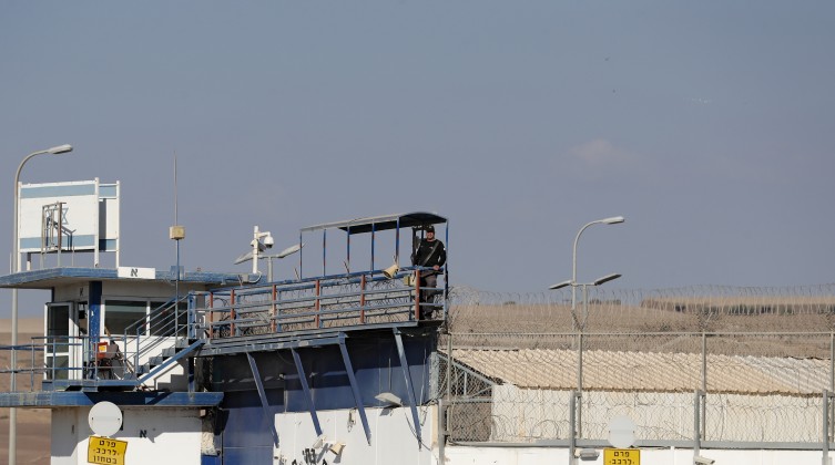 تسعة معتقلين إداريين يواصلون إضرابهم عن الطعام رفضًا لاعتقالهم