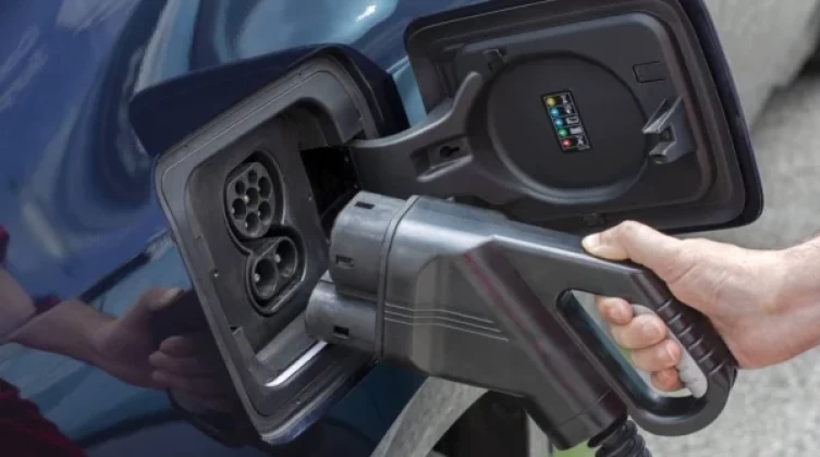 شركة تصنع بطارية سيارات "فائقة السرعة" عند الشحن