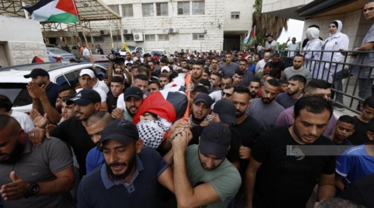 نابلس: جماهير غفيرة تشيع جثمان الشهيد أمير خليفة
