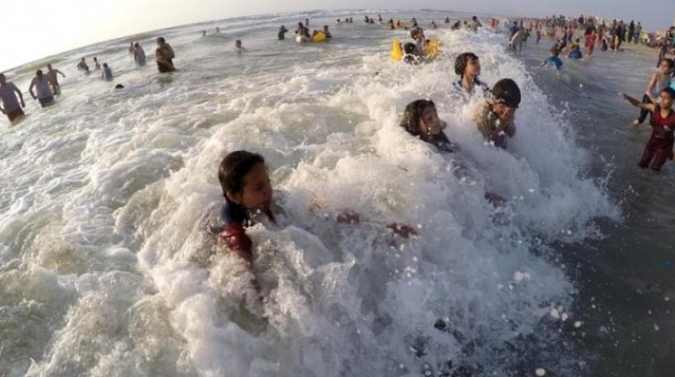 بلدية غزة تمنع السباحة بشكل كامل في البحر لـ 6 أيام