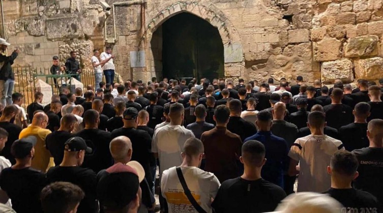 بالفيديو: جماهير غفيرة تشيع جثمان الشهيد أحمد أبو سنينة فجر اليوم