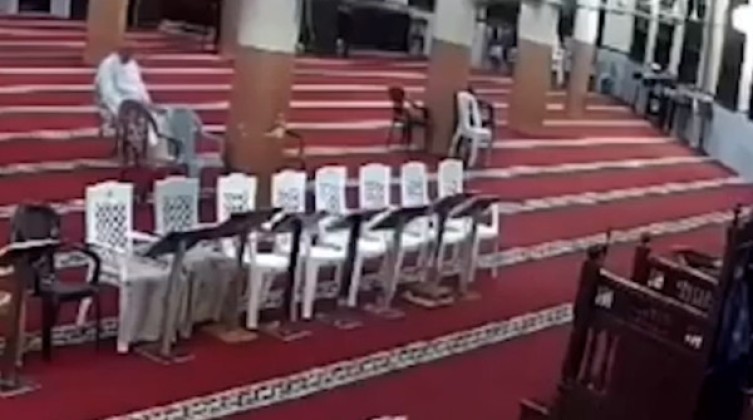 بالفيديو: لحظة وفاة مؤذن أثناء قراءة القرآن بأحد مساجد غزة