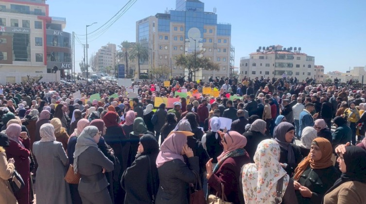حراك المعلمين يعلن تجميد الإضراب وكافة الفعاليات