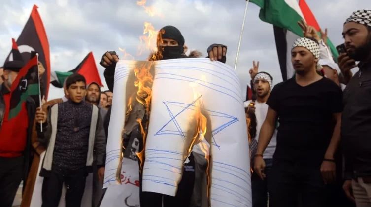 شاهد- غضب واحتجاجات في ليبيا بعد لقاء المنقوش بوزير الخارجية الإسرائيلي