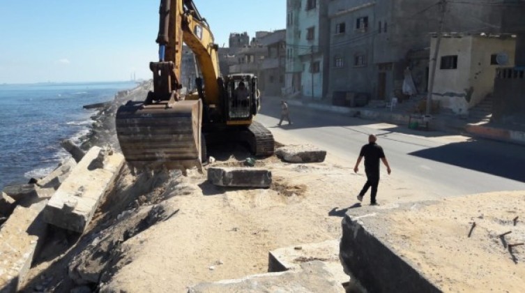 بالصور: الأشغال بغزة تبدأ أعمال وضع كتلة خرسانية في منطقة الشاطئ