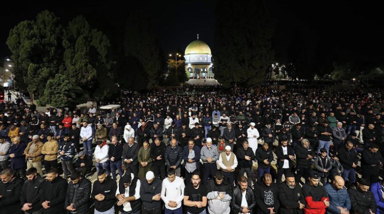الآلاف يؤدون صلاة الفجر العظيم بالأقصى