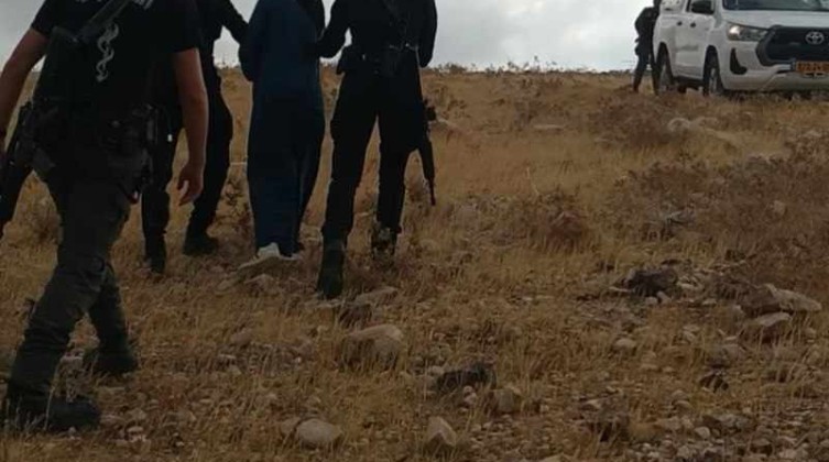 بالصور: قوات الاحتلال تعتقل شقيقتين من الخان الأحمر بالقدس