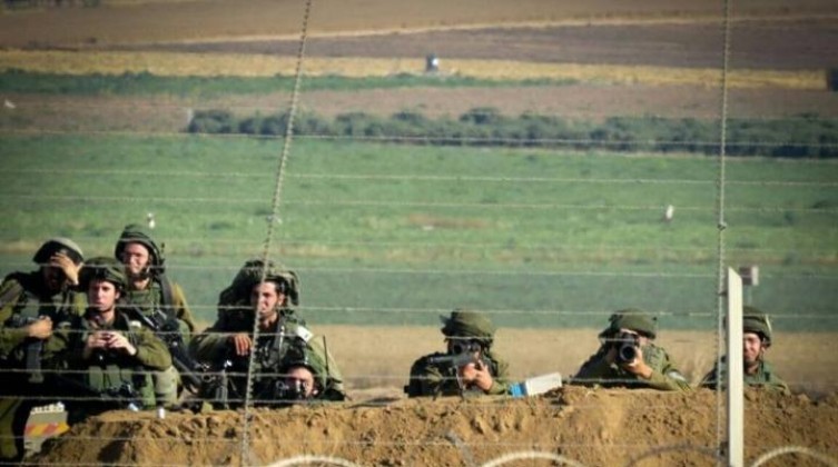 الاحتلال يطلق قنابل الغاز صوب المزارعين وسط القطاع