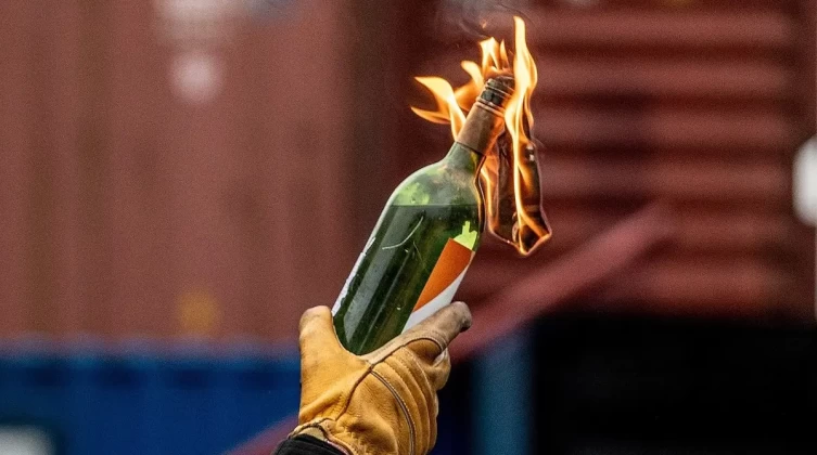 الاحتلال يزعم إلقاء أحد عناصر حزب الله زجاجة حارقة قرب الأراضي المحتلة