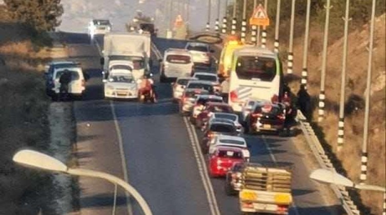 إصابة مستوطنين إثر رشق الحافلات بالحجارة شرق قلقيلية