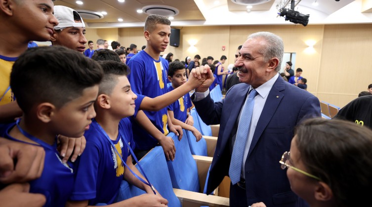 رئيس الوزراء يستقبل 200 طفل وطفلة من غزة