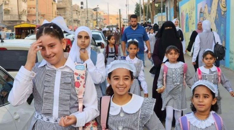 بالصور: انطلاق العام الدراسي الجديد في قطاع غزة