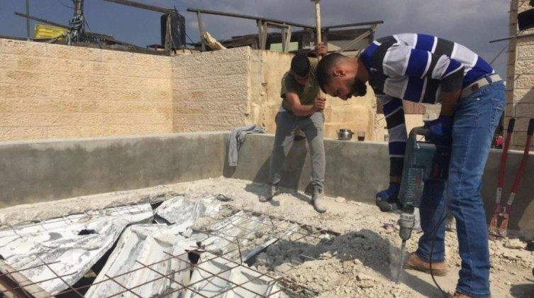 القدس: الاحتلال يجبر عائلة على هدم جزء من منزلها ذاتيا