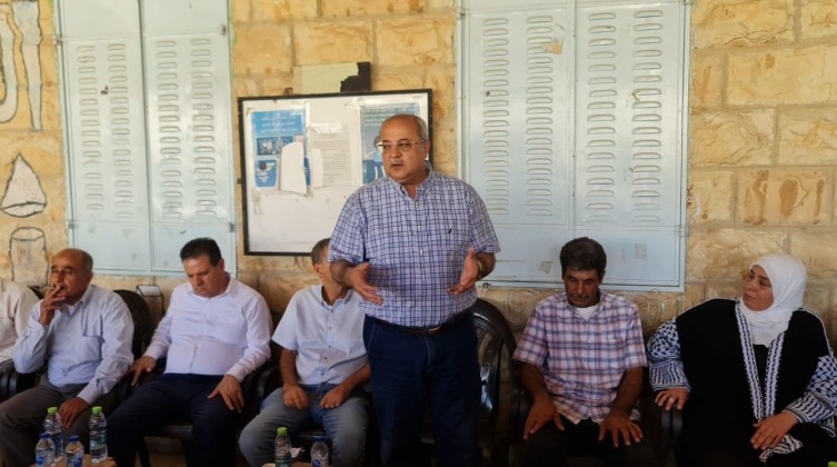 عودة والطيبي يقدّمان العزاء بشهيد برقة