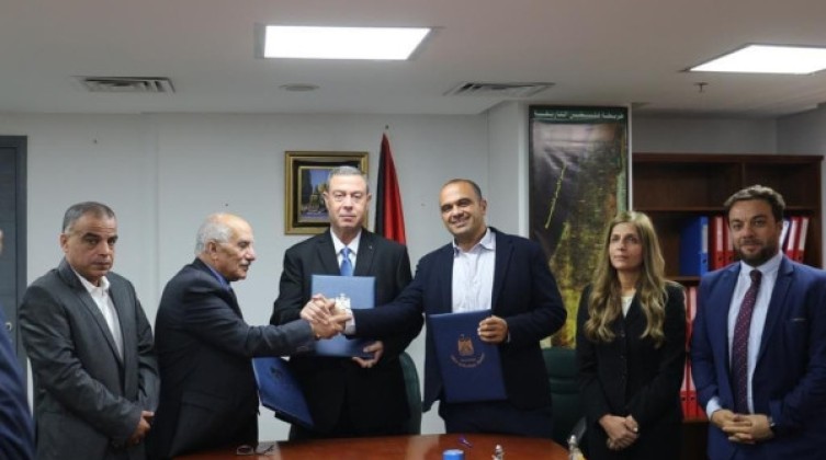 سفارة فلسطين بالقاهرة توقع اتفاقية موسم العمرة لمعتمري غزة