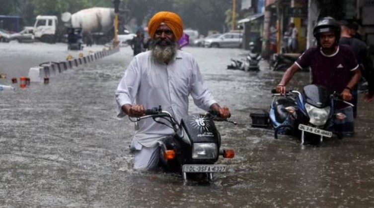 ارتقاع حصيلة ضحايا الفيضانات والانهيارات الأرضية في الهند