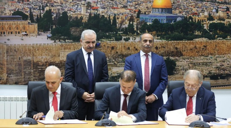 بحضور اشتية.. الحكومة توقع عقد إنشاء صوامع القمح