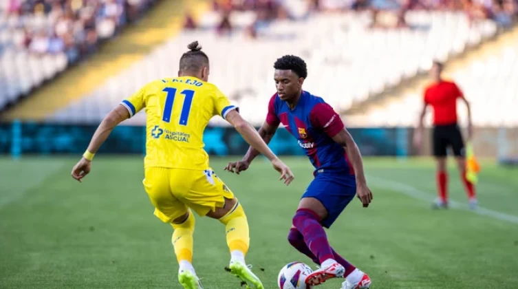 شاهد- برشلونة يحقق انتصاره الأول في الدوري الإسباني على حساب قادش