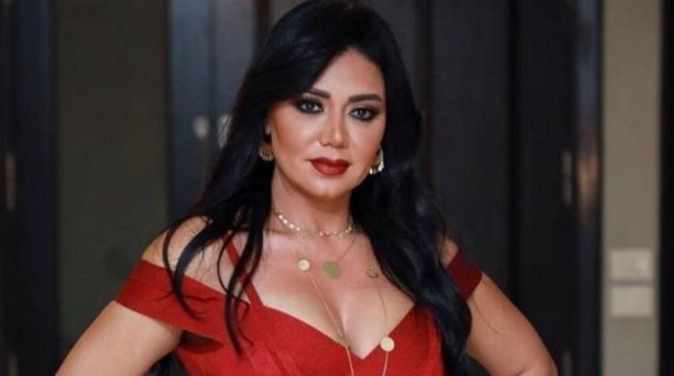 بالصور: إطلالة جريئة ومثيرة لرانيا يوسف على البحر