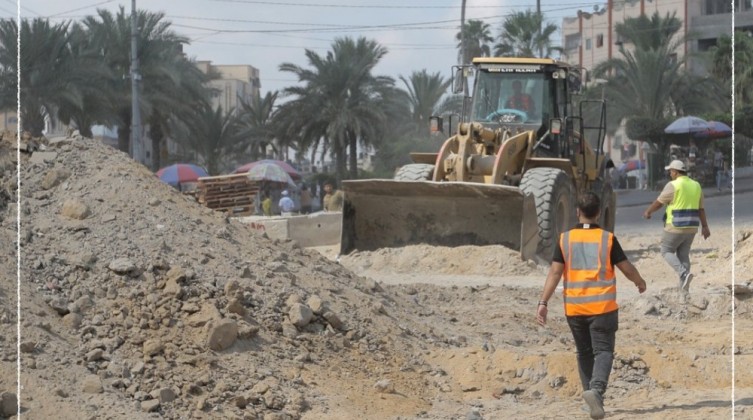 بالصور: بلدية غزة تشرع بأعمال توسعة وتطوير مفترق الشجاعية