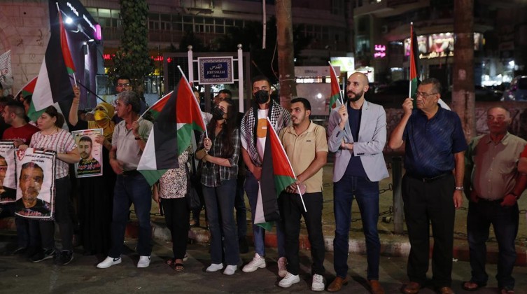وقفة وسط رام الله إسنادًا للأسرى في السجون