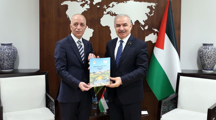 رئيس الوزراء يتسلم التقرير السنوي لسلطة الأراضي لعام 2022