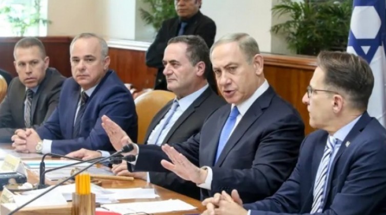 إعلام الاحتلال: كابينت يتخذ قرارًا بشأن تقديم تسهيلات للسلطة.. والأخيرة تعقب