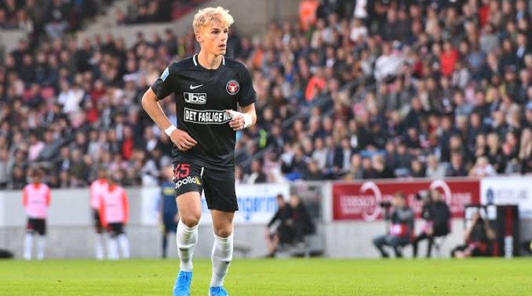 لاتسيو يضم الدنماركي جوستاف إيزاكسن