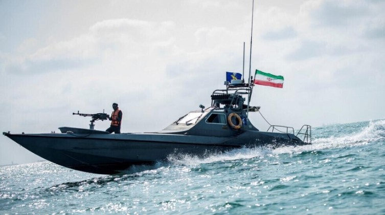 إيران تكشف عن سفن مزودة بصواريخ يصل مداها 600 كيلومتر