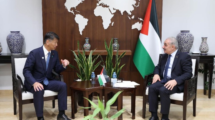 رئيس الوزراء يدعو اليابان للاعتراف بفلسطين