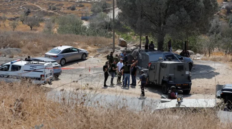 وزير جيش الاحتلال يصدر قراراً يتعلق بأقارب منفذي عملية الخليل