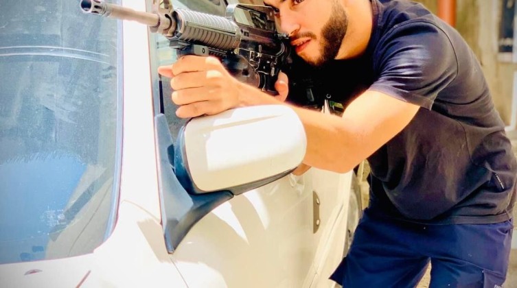 والد الشاب صويص: لا نعرف مصيره والاحتلال هددنا بتصفيته