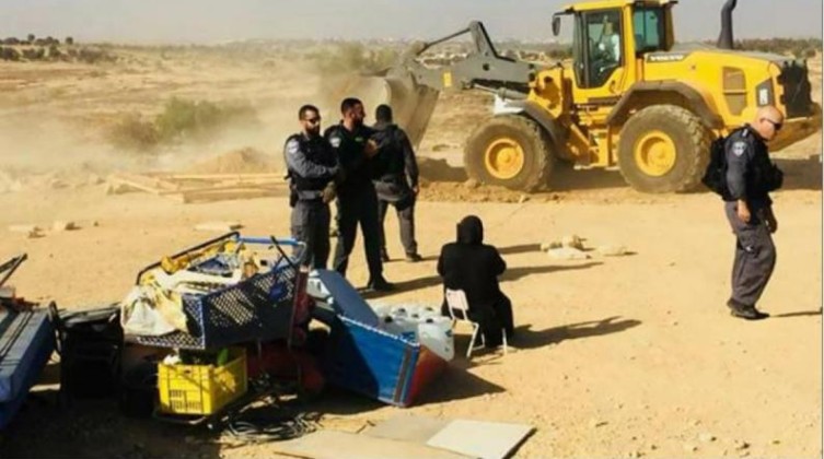 الاحتلال يجبر عائلة ابو غانم على هدم منزلها في النقب